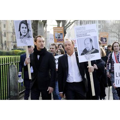 Jude Law und Kevin Spacey demonstrieren für Meinungsfreiheit in Weißrussland