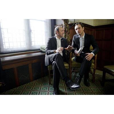 Jude Law und Kevin Spacey demonstrieren für Meinungsfreiheit in Weißrussland