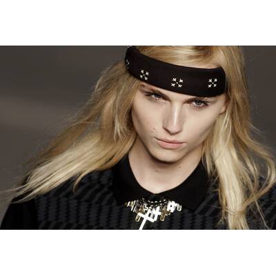 Männermodels als Frauen auf dem Catwalk 