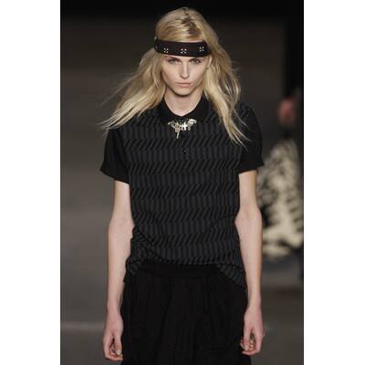 Männermodels als Frauen auf dem Catwalk 