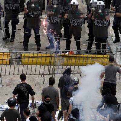 Die Polizei setzt Tränengas ein