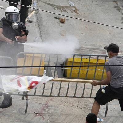 Die Polizei setzt Tränengas ein