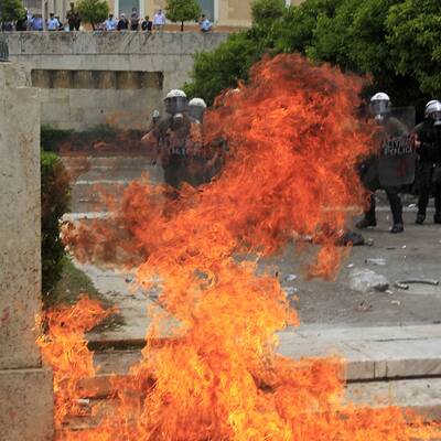 Die Polizei setzt Tränengas ein