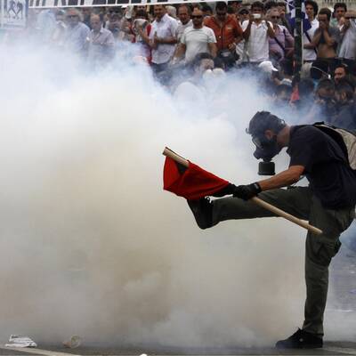 Die Polizei setzt Tränengas ein