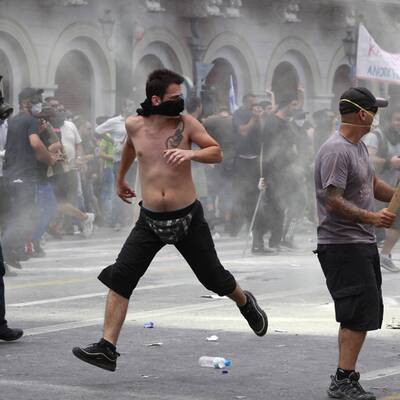 Die Polizei setzt Tränengas ein