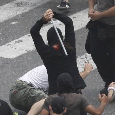 Die Polizei setzt Tränengas ein