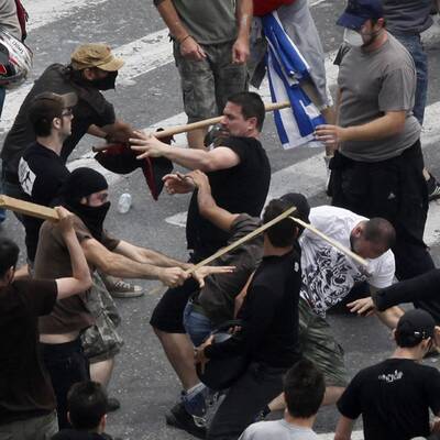 Die Polizei setzt Tränengas ein