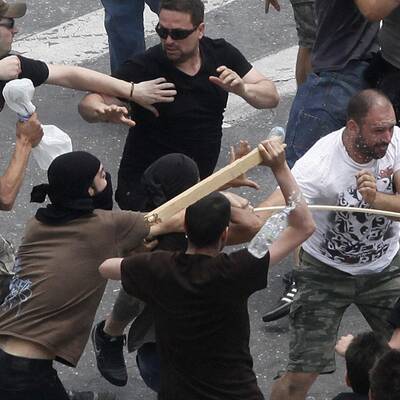 Die Polizei setzt Tränengas ein