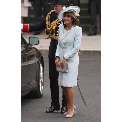 Hochzeitsgäste in Royalblau