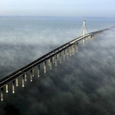 Längste Meeresbrücke der Welt eröffnet