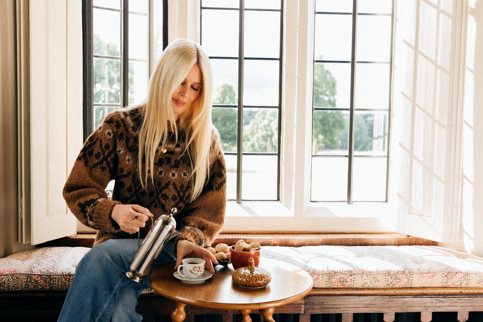 „Gudrun“ (die Preise liegen zwischen 27 Euro und 1.040 Euro) von Claudia Schiffer für Vista Alegre und Bordallo Pinheiro ist auf vistaalegre.com und bordallopinheiro.com erhältlich.