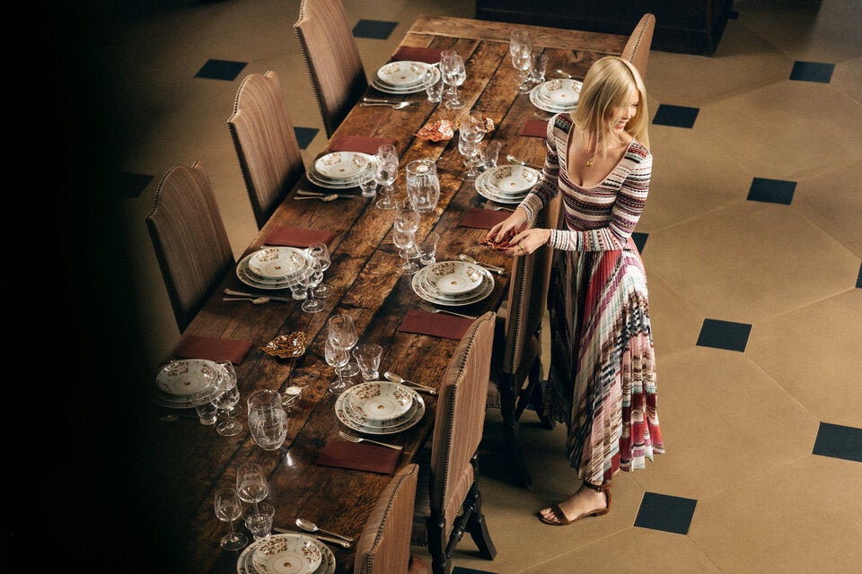 Die Model-Ikone, Vista Alegre und Bordallo Pinheiro servieren uns neue Herbst-Deko-Ideen aus Porzellan und Keramik – inszeniert in Claudia Schiffers Familienheim in England.