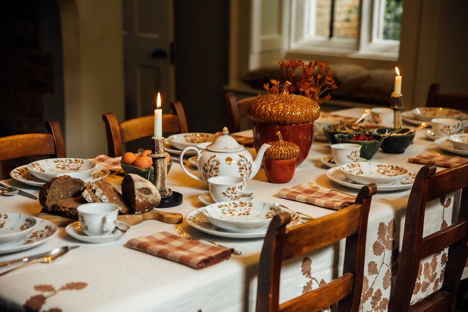 Verzierte Glaswaren kombiniert mit Herbst-Porzellan aus der „Gudrun“-Kollektion, bemalt mit Eichenblättern, Eicheln und Eichhörnchen. Claudia Schiffer zeigt wie es geht!