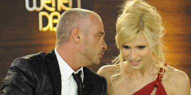 Hunziker turtelt mit Ramazotti auf Couch