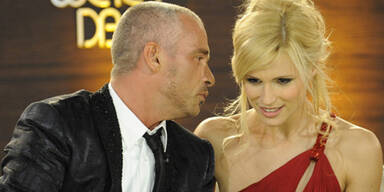 Hunziker turtelt mit Ramazotti auf Couch