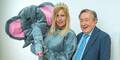 Kopie von "Baby-Elefant" Daniela Kennedy mit Richard Lugner