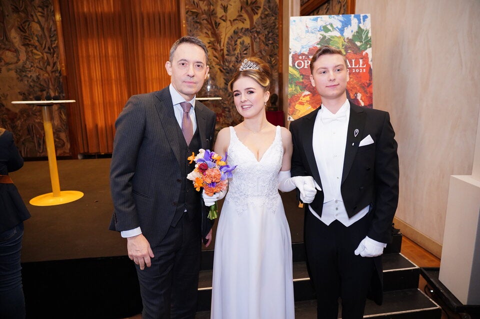 Staatsopern-Direktor Bogdan Roščić mit dem Debütanten-Paar Magdalena und Raymond