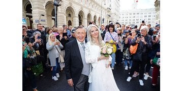 Schaulustige bei der Lugner-Hochzeit