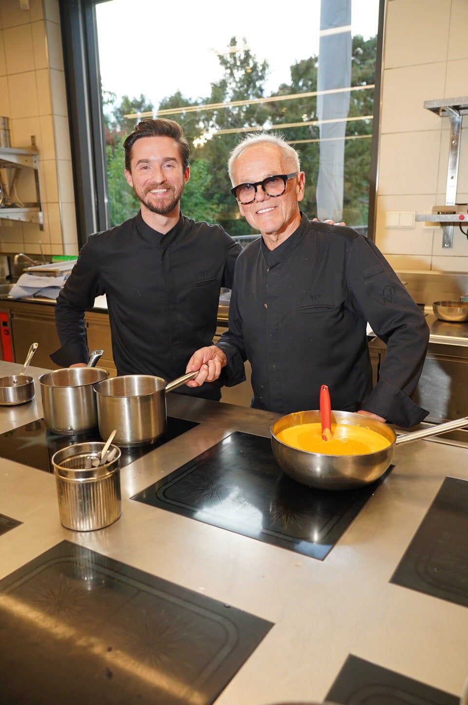 Byron und Wolfgang Puck kochten die Gäste ein.