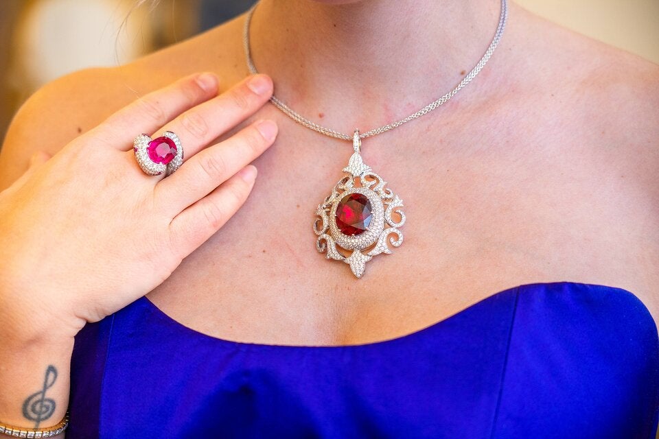 Lidia Baich trägt ein Kleid von Christian Seibold Couture und Schmuck von Manzbani.