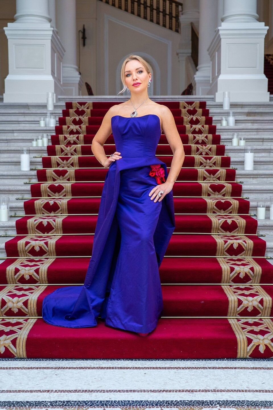 Lidia Baich trägt ein Kleid von Christian Seibold Couture und Schmuck von Manzbani.