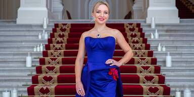 Lidia Baich tr&auml;gt ein Kleid von Christian Seibold Couture und Schmuck von Manzbani.