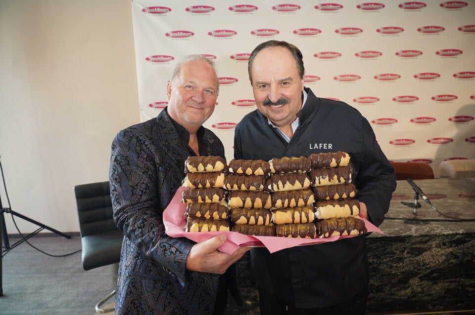 Guschlbauer und Lafer präsentieren die Opernball-Schaumrolle. 