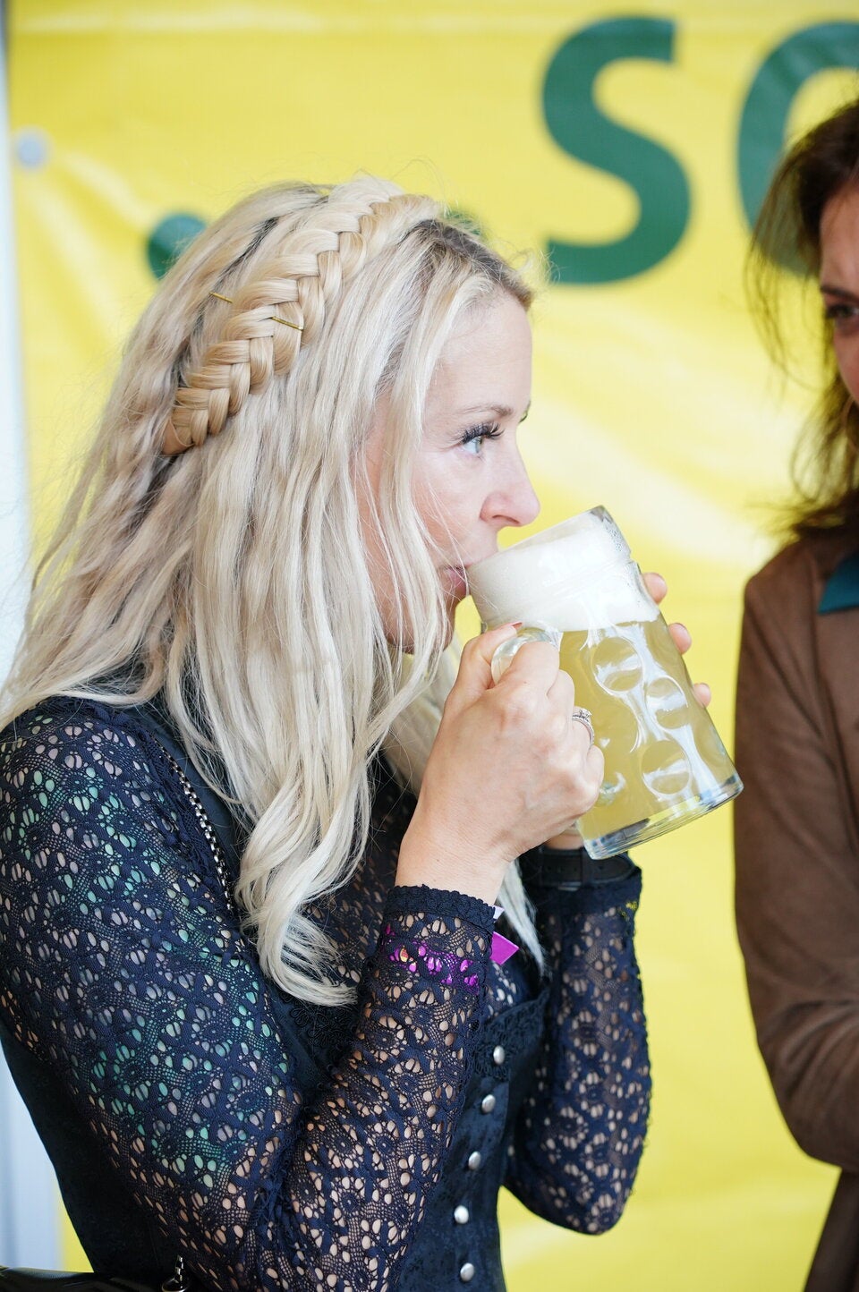 Simone Lugner nahm einen kräftigen Schluck vom Bier