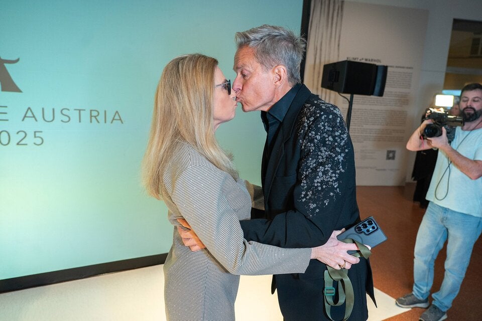 Christa Kummer und Alfons Haider busselten. 