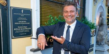 Jonas Kaufmann erhielt den Goldenen Johann Strauss (hier mit Gattin Christiane und Marchfelderhof-Chef Peter Großmann.