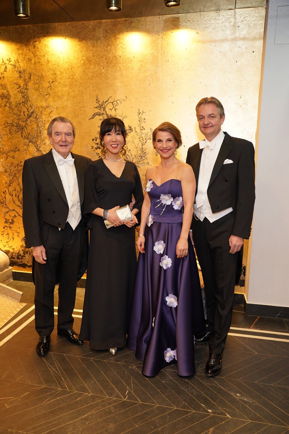 Gerhard Schröder mit seiner Frau So-yeon Schröder-Kim, Kristina Sprenger und Gerald Gerstbauer