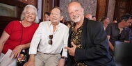 Gary Lux wird vergoldet und Wolfgang Ambros gratuliert 