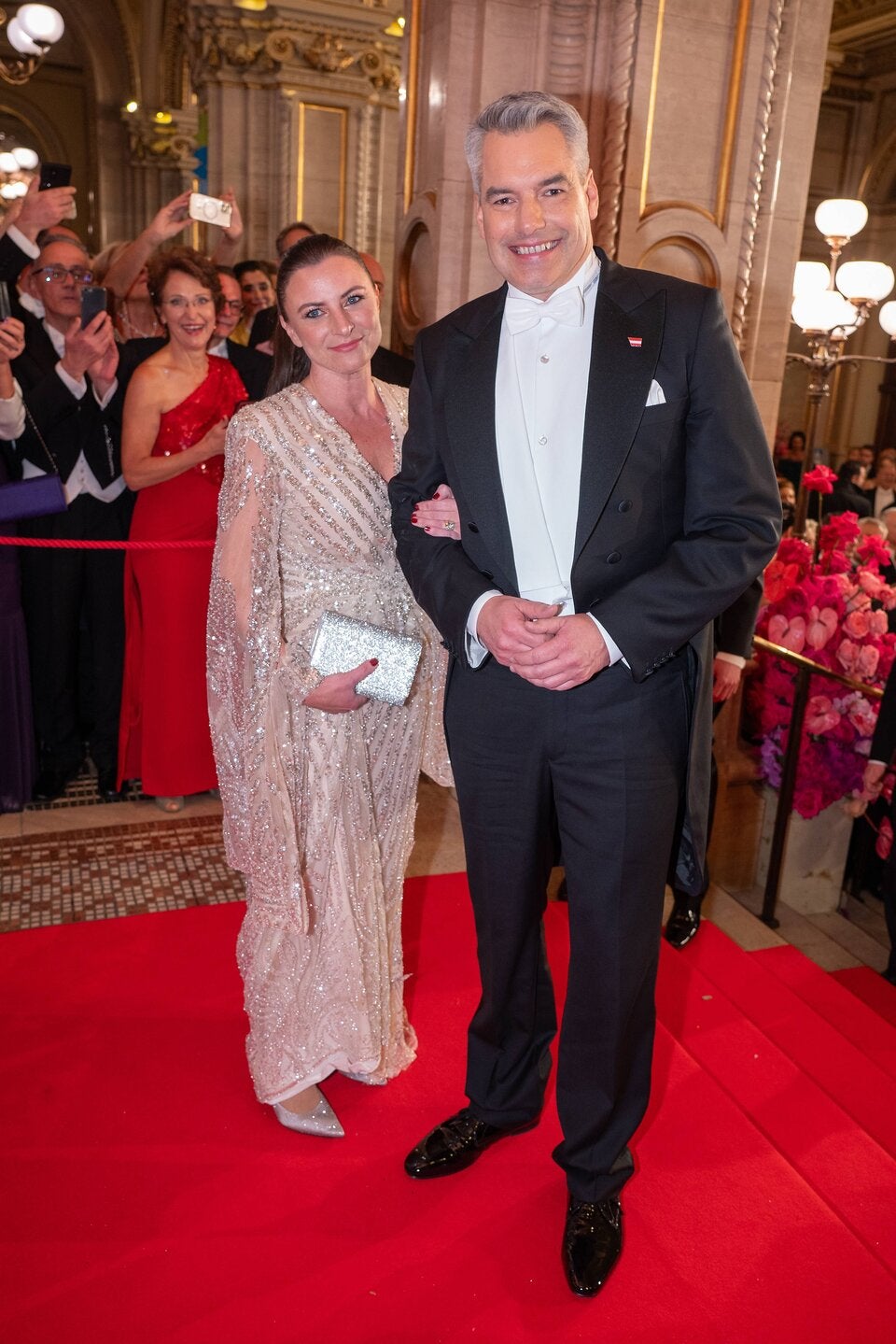 2024 mit Ehemann Karl Nehammer am Opernball. Das Kleid wird nun versteigert.