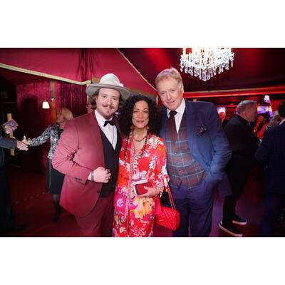 Christa Kummer mit Begleitung