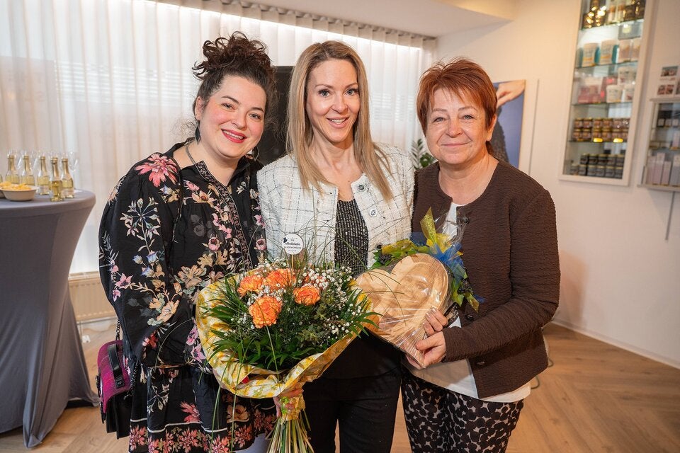 Simone Lugner mit ihrer Schwester Sonja und Mama Eva (rechts).