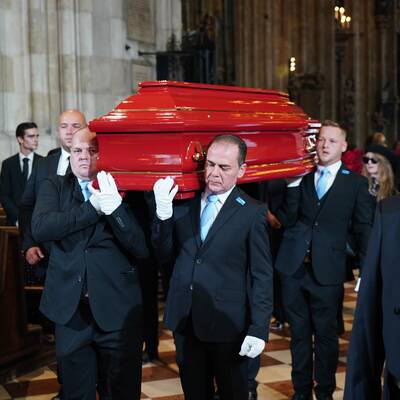 Ein letztes Mal an der Oper vorbei. Der Opernball hat Richard Lugner auch über die Tore Wiens berühmt gemacht.