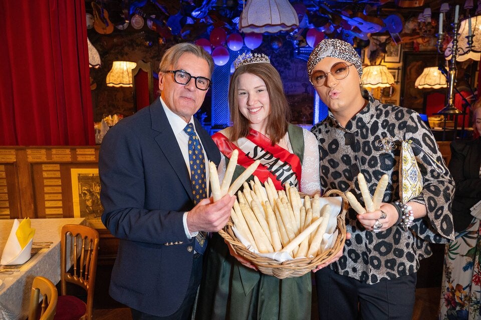 Peter Großbauer mit Spargelkönigin und Julian F.M. Stoeckel. 