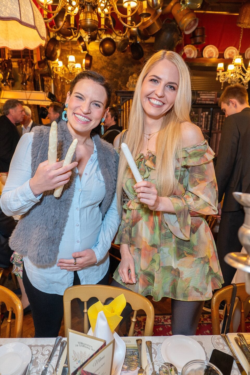 Conny Kreuter mit Baby-Bauch und Beatrice Turin. 