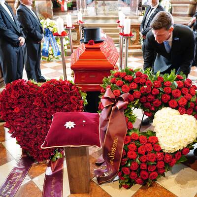 Ein letztes Mal an der Oper vorbei. Der Opernball hat Richard Lugner auch über die Tore Wiens berühmt gemacht.