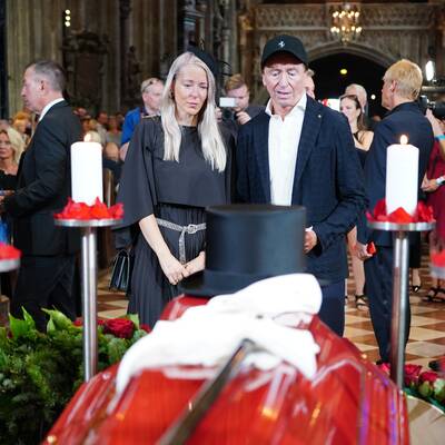 Ein letztes Mal an der Oper vorbei. Der Opernball hat Richard Lugner auch über die Tore Wiens berühmt gemacht.