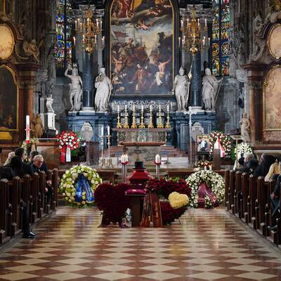 Ein letztes Mal an der Oper vorbei. Der Opernball hat Richard Lugner auch über die Tore Wiens berühmt gemacht.