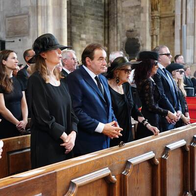 Ein letztes Mal an der Oper vorbei. Der Opernball hat Richard Lugner auch über die Tore Wiens berühmt gemacht.