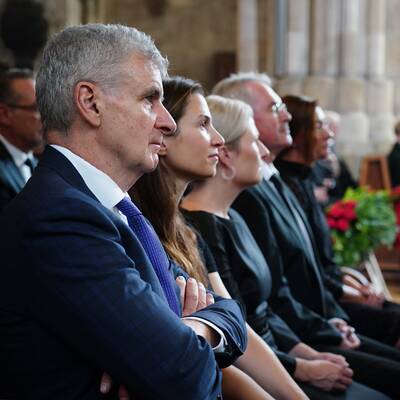 Ein letztes Mal an der Oper vorbei. Der Opernball hat Richard Lugner auch über die Tore Wiens berühmt gemacht.