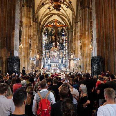 Ein letztes Mal an der Oper vorbei. Der Opernball hat Richard Lugner auch über die Tore Wiens berühmt gemacht.