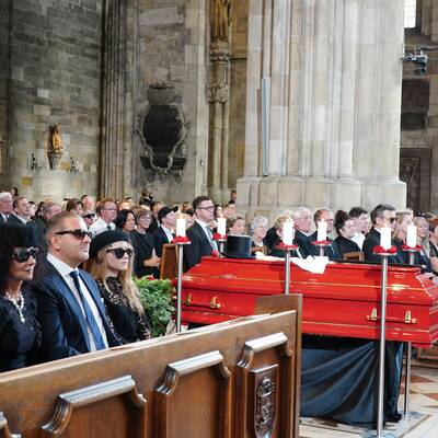 Ein letztes Mal an der Oper vorbei. Der Opernball hat Richard Lugner auch über die Tore Wiens berühmt gemacht.
