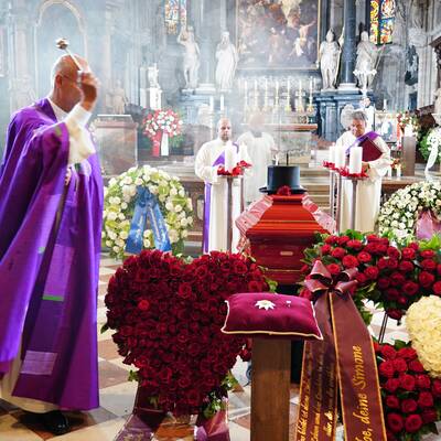 Ein letztes Mal an der Oper vorbei. Der Opernball hat Richard Lugner auch über die Tore Wiens berühmt gemacht.