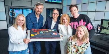 Ö3-Team mit Torte: Sylvia Graf, Thomas Kamenar, Peter L. Eppinger, Gerda Rogers, Philipp Hansa und Gabi Hiller.  
