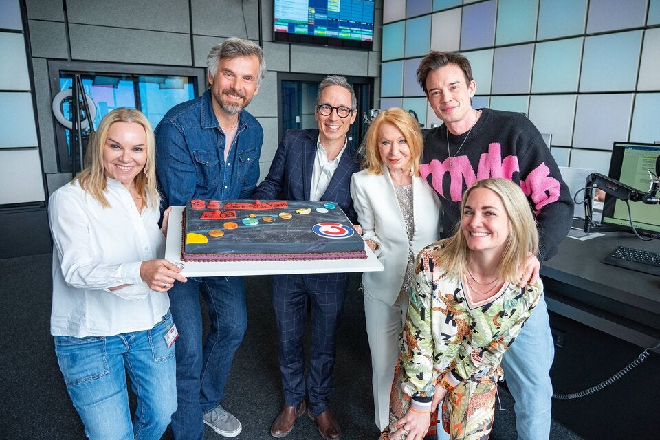 Ö3-Team mit Torte: Sylvia Graf, Thomas Kamenar, Peter L. Eppinger, Gerda Rogers, Philipp Hansa und Gabi Hiller.  