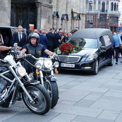 Ein letztes Mal an der Oper vorbei. Der Opernball hat Richard Lugner auch über die Tore Wiens berühmt gemacht.