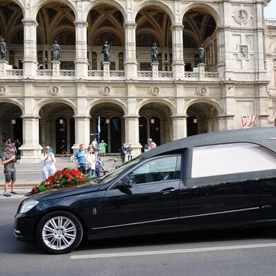 Ein letztes Mal an der Oper vorbei. Der Opernball hat Richard Lugner auch über die Tore Wiens berühmt gemacht.